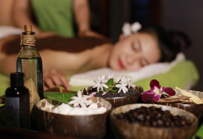 Natürliche Massageöle und Kräuter für eine revitalisierende Thaimassage-Behandlung.