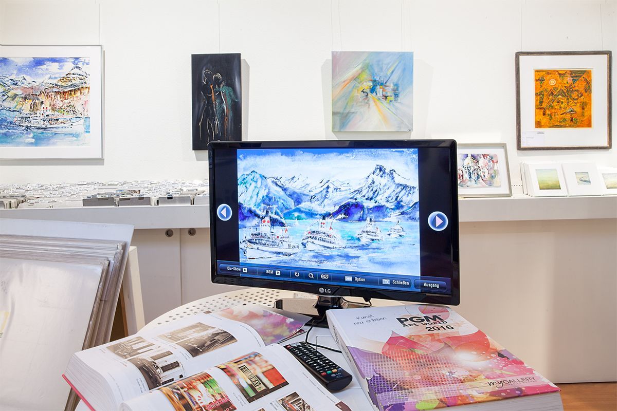 Maler benutzt Farbrolle an der Wand, Pinsel im Eimer, Leiter angelehnt.