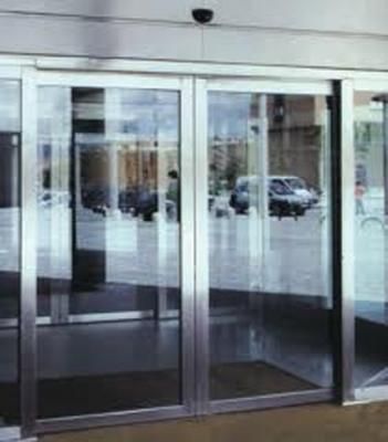 Una puerta corrediza de vidrio con marco de acero inoxidable