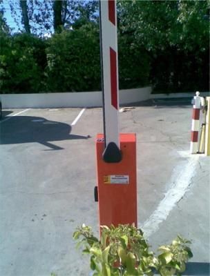 Una barrera roja y blanca en un estacionamiento