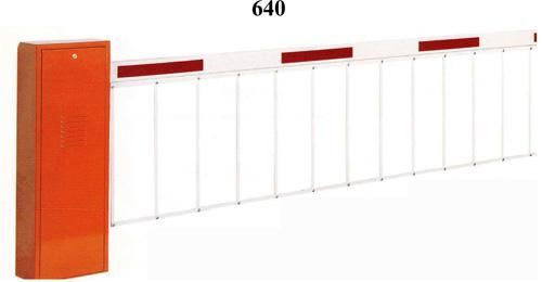 Una barrera roja y blanca con el número 640 en ella