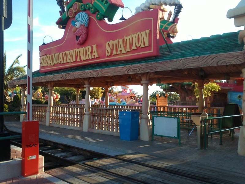 Una estación de tren con un cartel que dice estación sésamo aventura