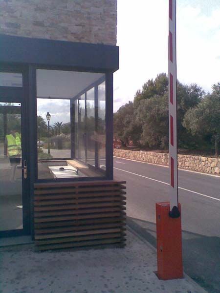 Una barrera roja y blanca al costado de una carretera