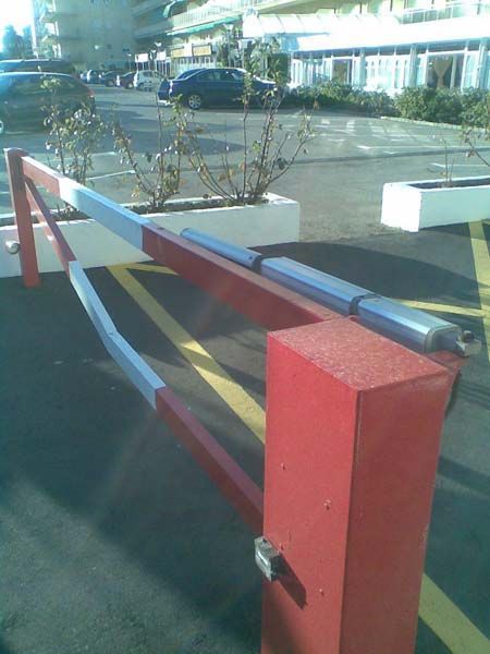 Una barrera roja y blanca en un estacionamiento