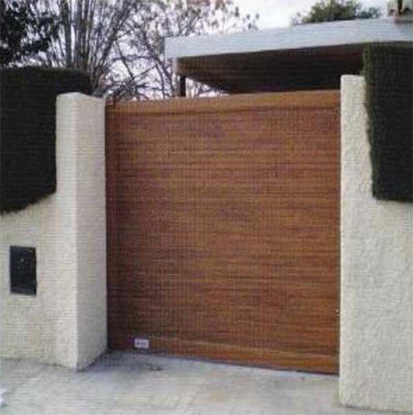 Una puerta corrediza de madera se abre a una casa.