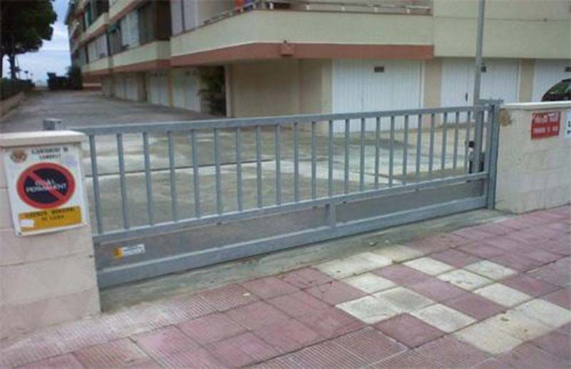 Una puerta corrediza con una señal de no estacionar.