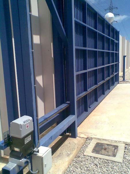 Una puerta corrediza con un motor conectado a ella