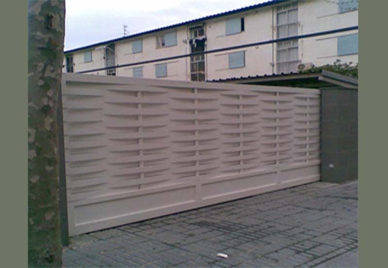 Un edificio con una puerta corrediza en el frente.
