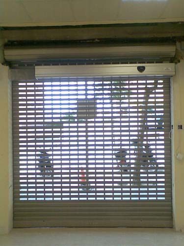 Un primer plano de una puerta enrollable en un edificio.