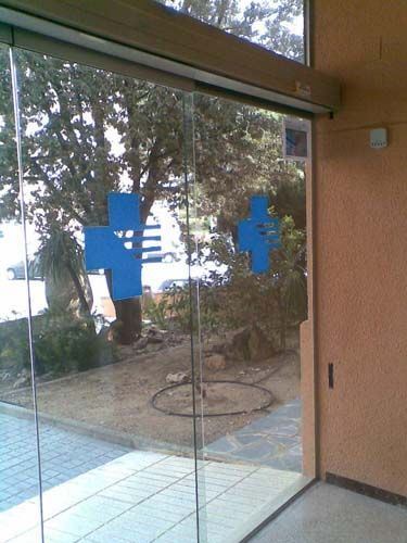 Una puerta corrediza de vidrio con una flecha azul en ella