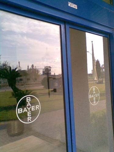 Una puerta corrediza de vidrio con el logotipo de Bayer.
