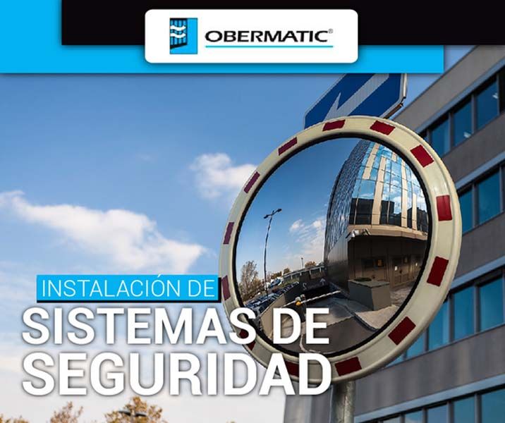 Un cartel de Obermatic muestra un espejo redondo frente a un edificio.