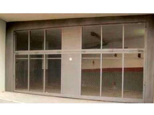 Un edificio vacío con muchas ventanas y puertas.