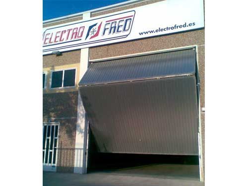 Un edificio con un cartel que dice Electro Fred.