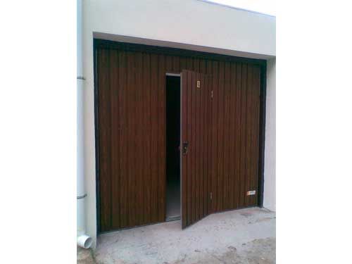 Una puerta de garaje con dos puertas abiertas y un desagüe al fondo.