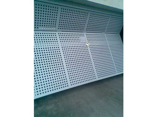 Un primer plano de una pared de metal con agujeros.