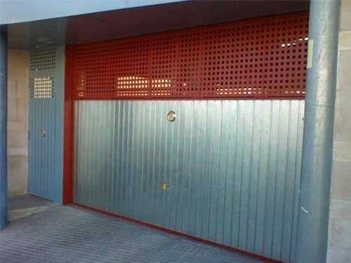 Una puerta de garaje con una rejilla roja.