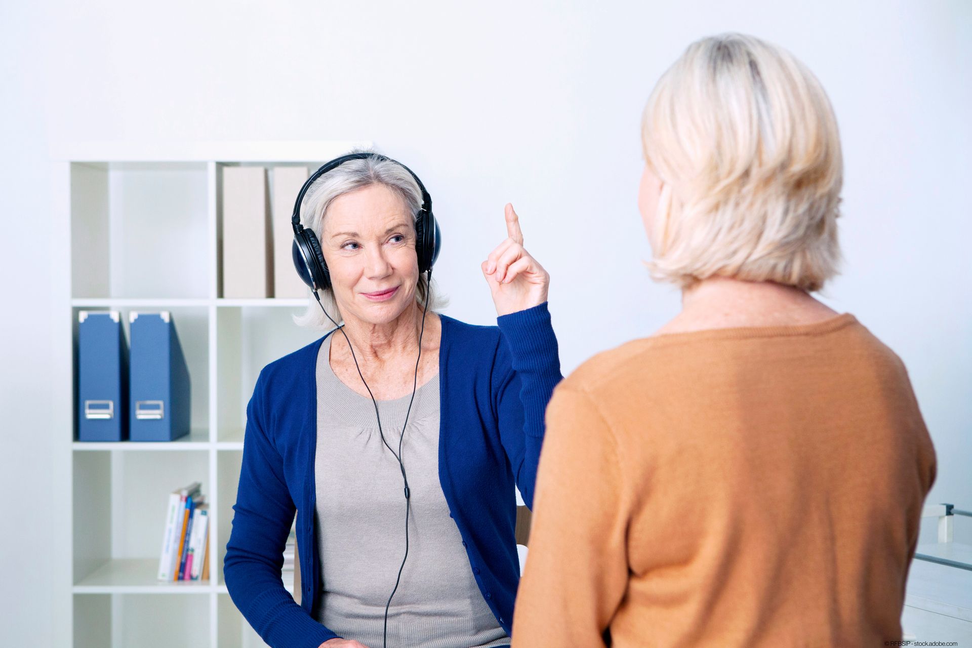 eine ältere Dame macht einen Hörtest mit Kopfhörern