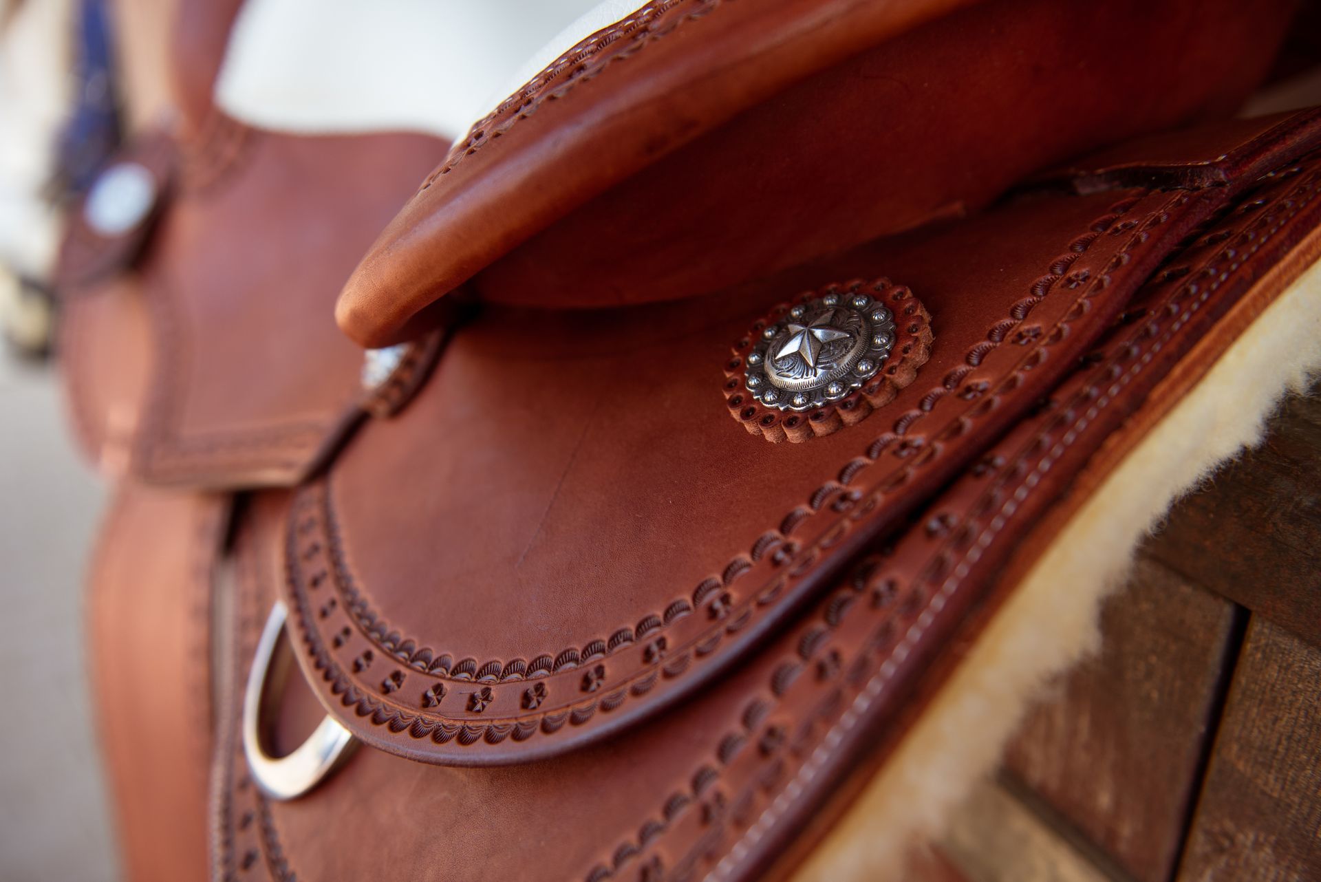 Eine Nahaufnahme eines braunen Ledersattels auf einem Holztisch.
