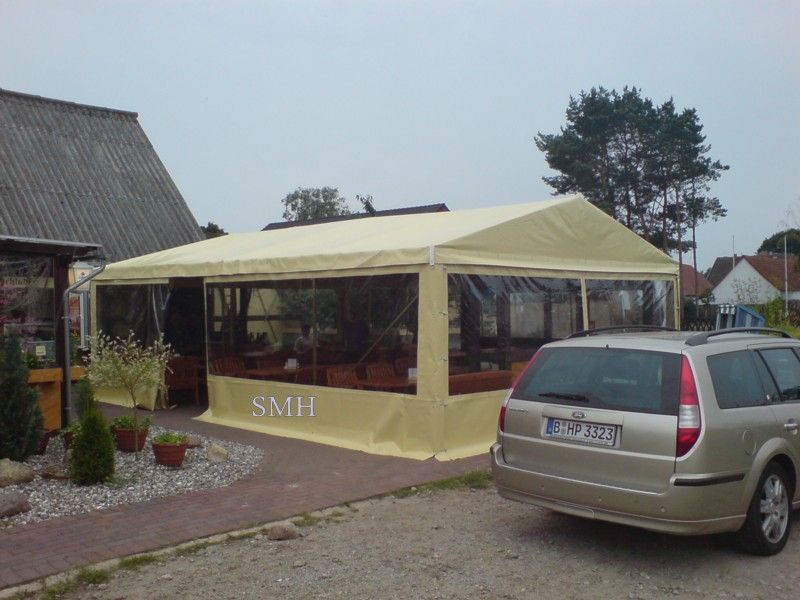 Ein Auto ist vor einem Kopfschüttelzelt geparkt