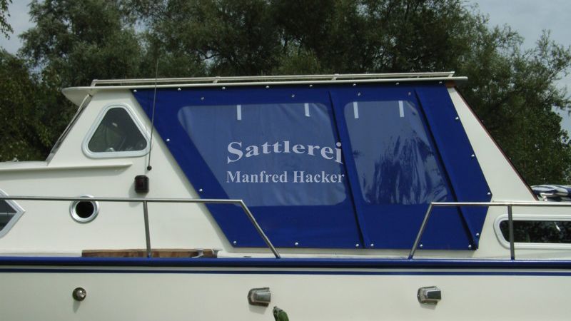 Ein weiß-blaues Boot.