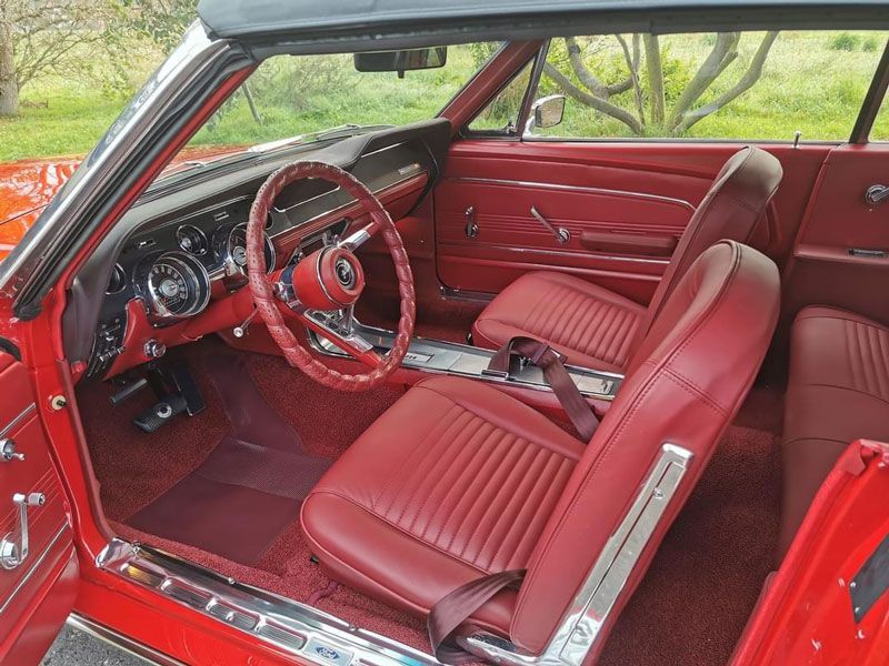 Ein rotes antikes Auto