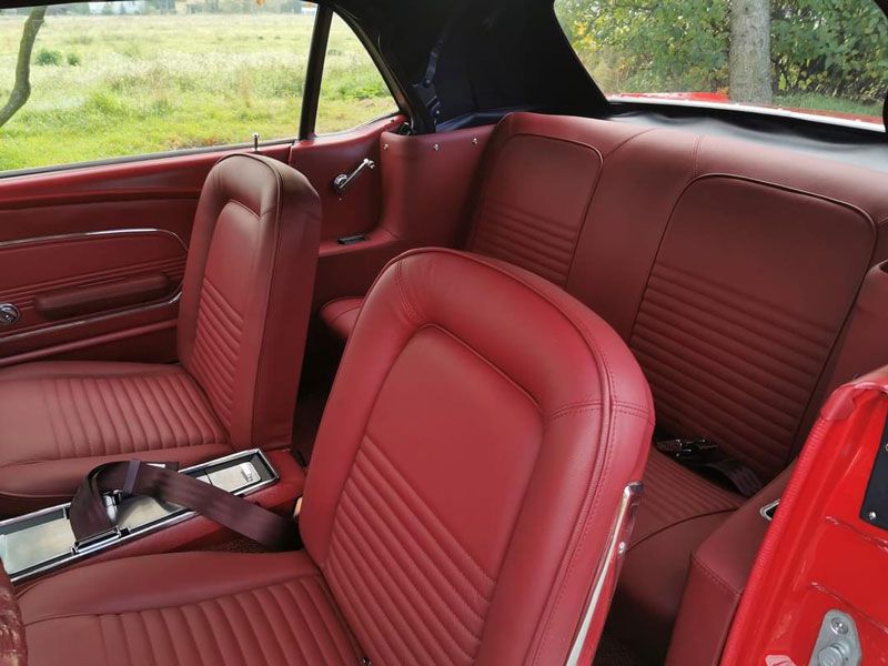 Das Innere eines roten Autos mit roten Ledersitzen