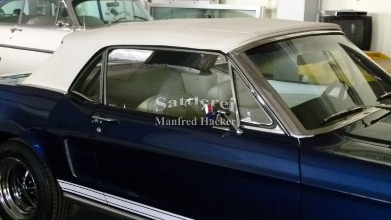 Ein blaues antikes Auto