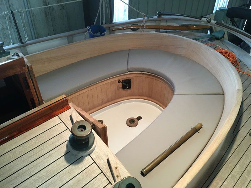 Ein Boot mit geschwungenem Sitz und Holzdeck