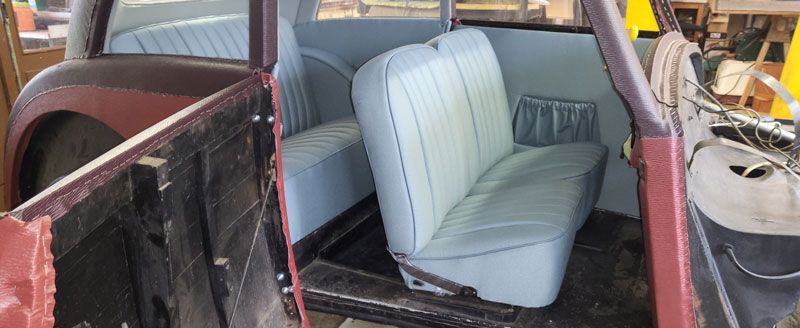 Der Rücksitz eines alten Autos wird restauriert.