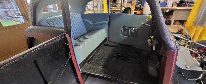 Der Innenraum eines Autos wird in einer Garage restauriert.