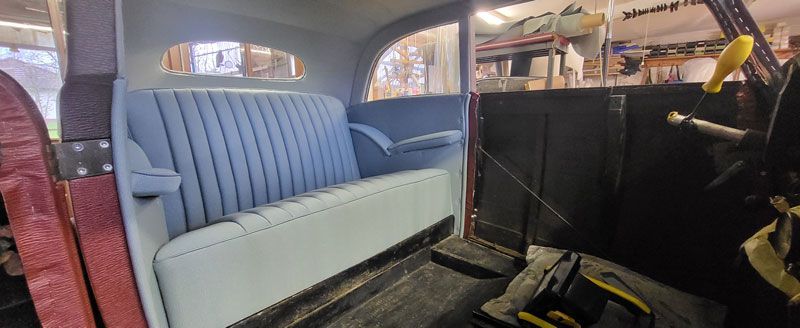 Der Rücksitz eines alten Autos wird restauriert.