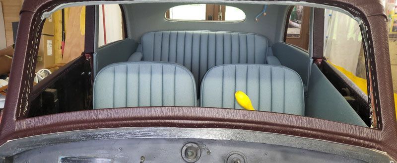 Eine Nahaufnahme des Innenraums eines Autos mit blauen Sitzen.