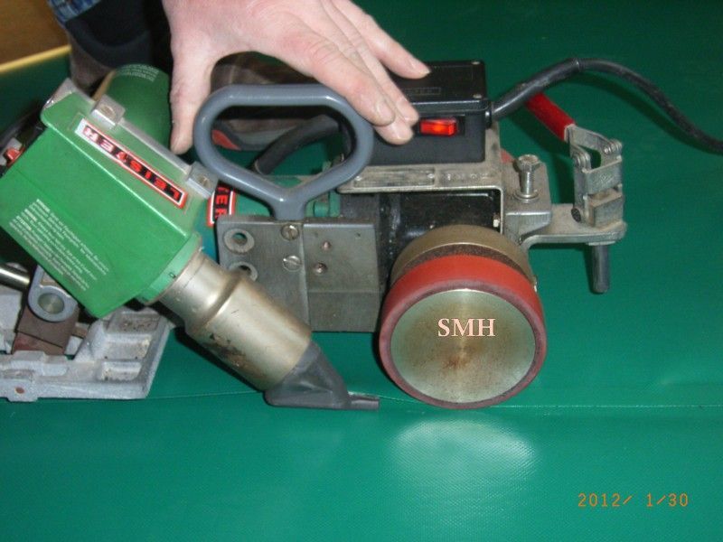 Eine Person hält eine Maschine, auf der „Kopfschüttel“ steht