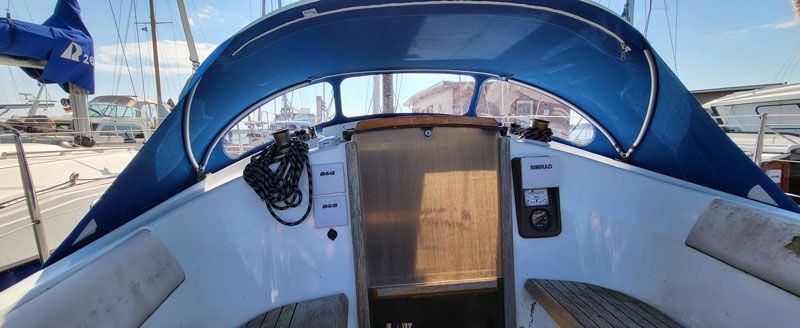 Das Innere eines Segelboots mit blauem Verdeck.