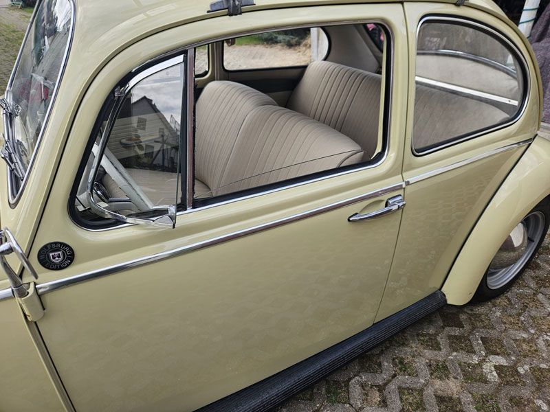 Eine Nahaufnahme eines gelben Autos mit offener Tür