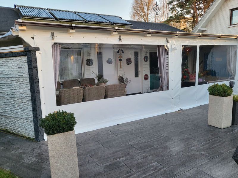 Ein Haus mit einer weißen Markise an der Seite