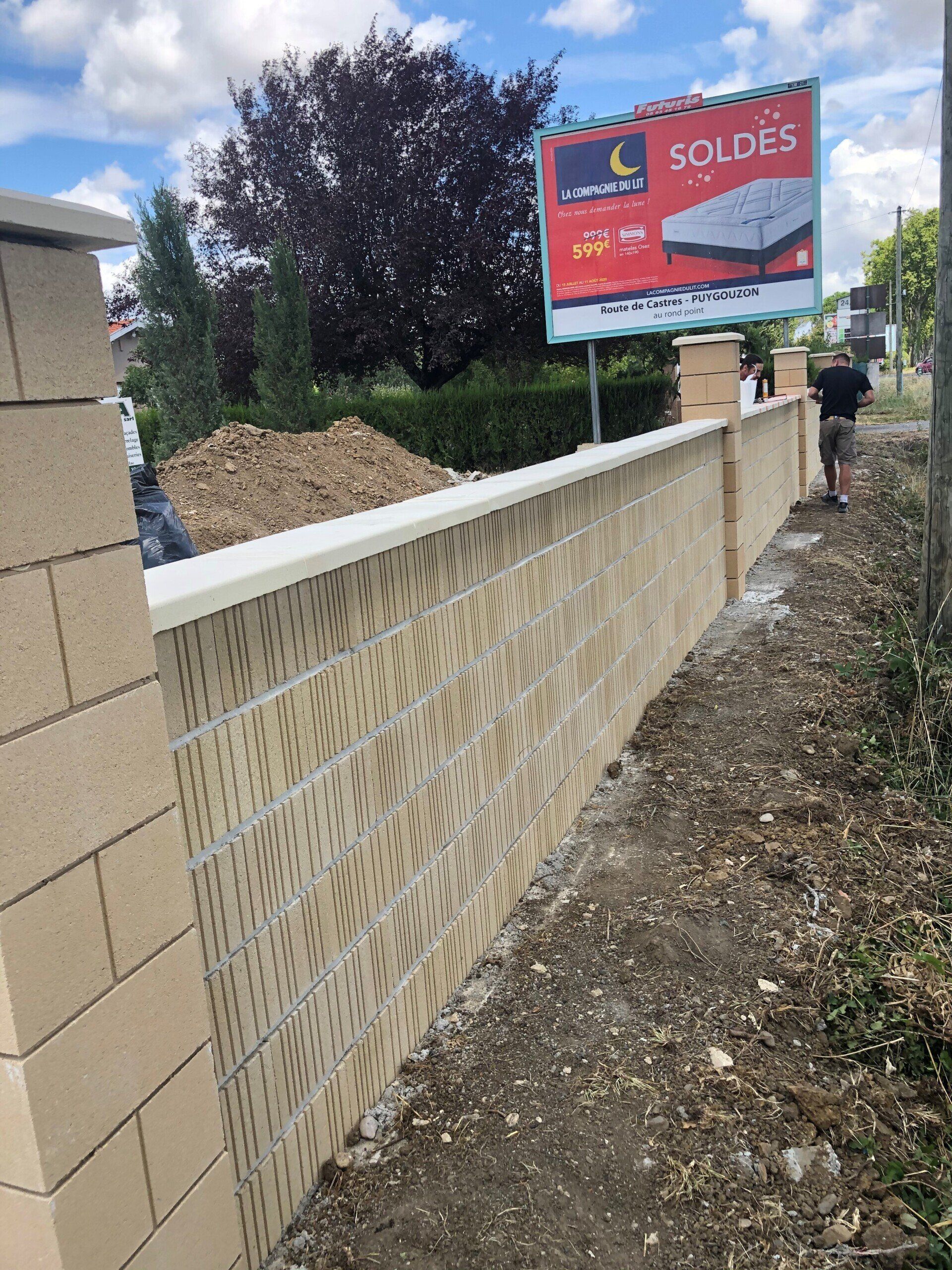 Mur de clôture avec entrée principale le tout fait en bloc éclat ton pierre