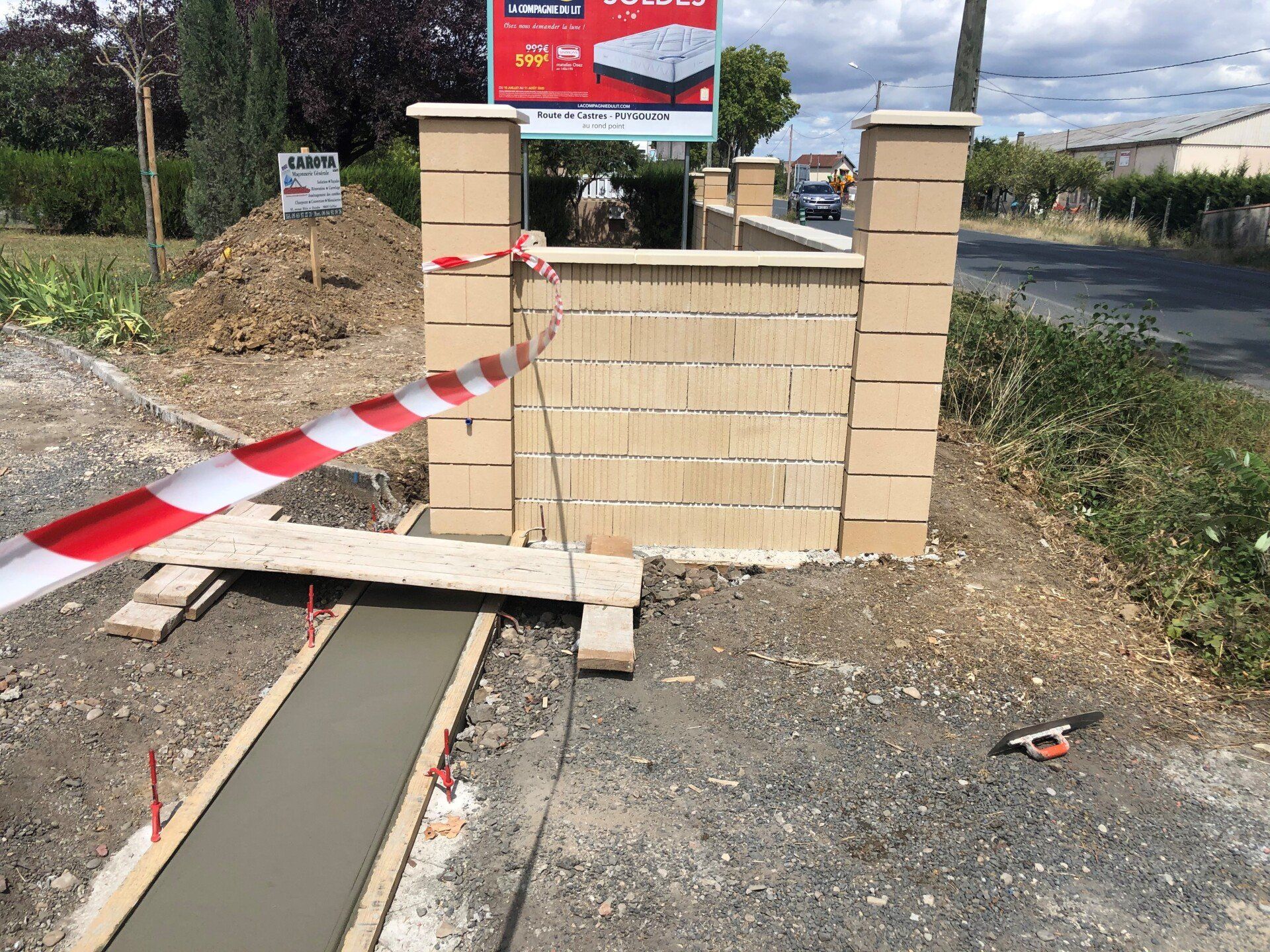 Mur de clôture avec entrée principale le tout fait en bloc éclat ton pierre