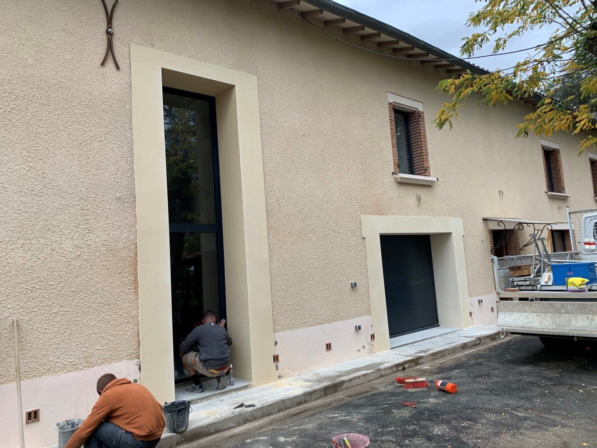 Création d’ouverture avec pose de menuiserie et finition extérieur avec bandeau décoratif