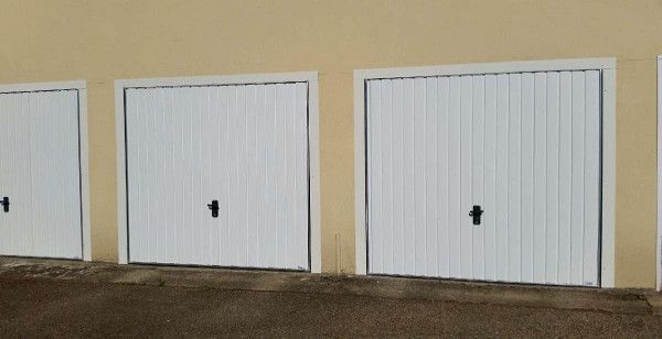 Deux portes de garage basculantes