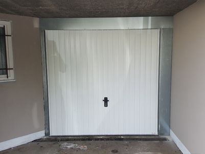 Porte basculante blanche pour garage