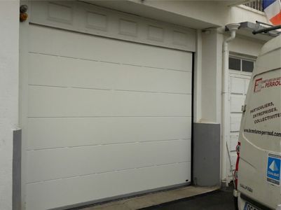 Porte de garage blanche sectionnelle