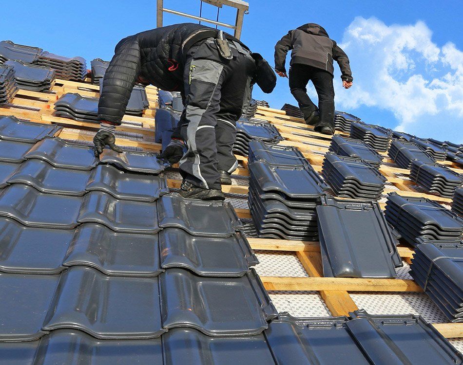 Rénovation de couverture de toit réalisée par deux ouvriers