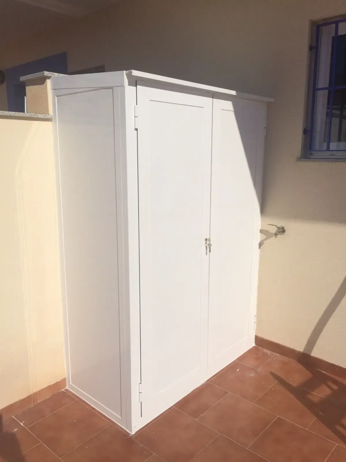 Icono de marcador de posición gris claro con un sol y montañas sobre fondo blanco