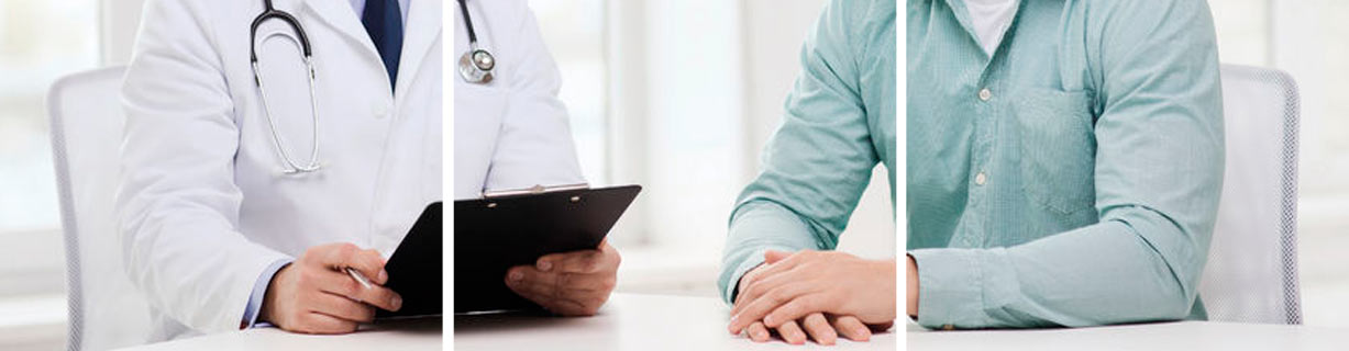 Un médico está hablando con un paciente que está sentado en una mesa.