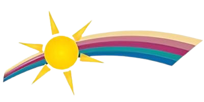 Zwei Personen halten Händchen, eine trägt eine hellbraune Jacke. Innenaufnahme mit einer Couch.