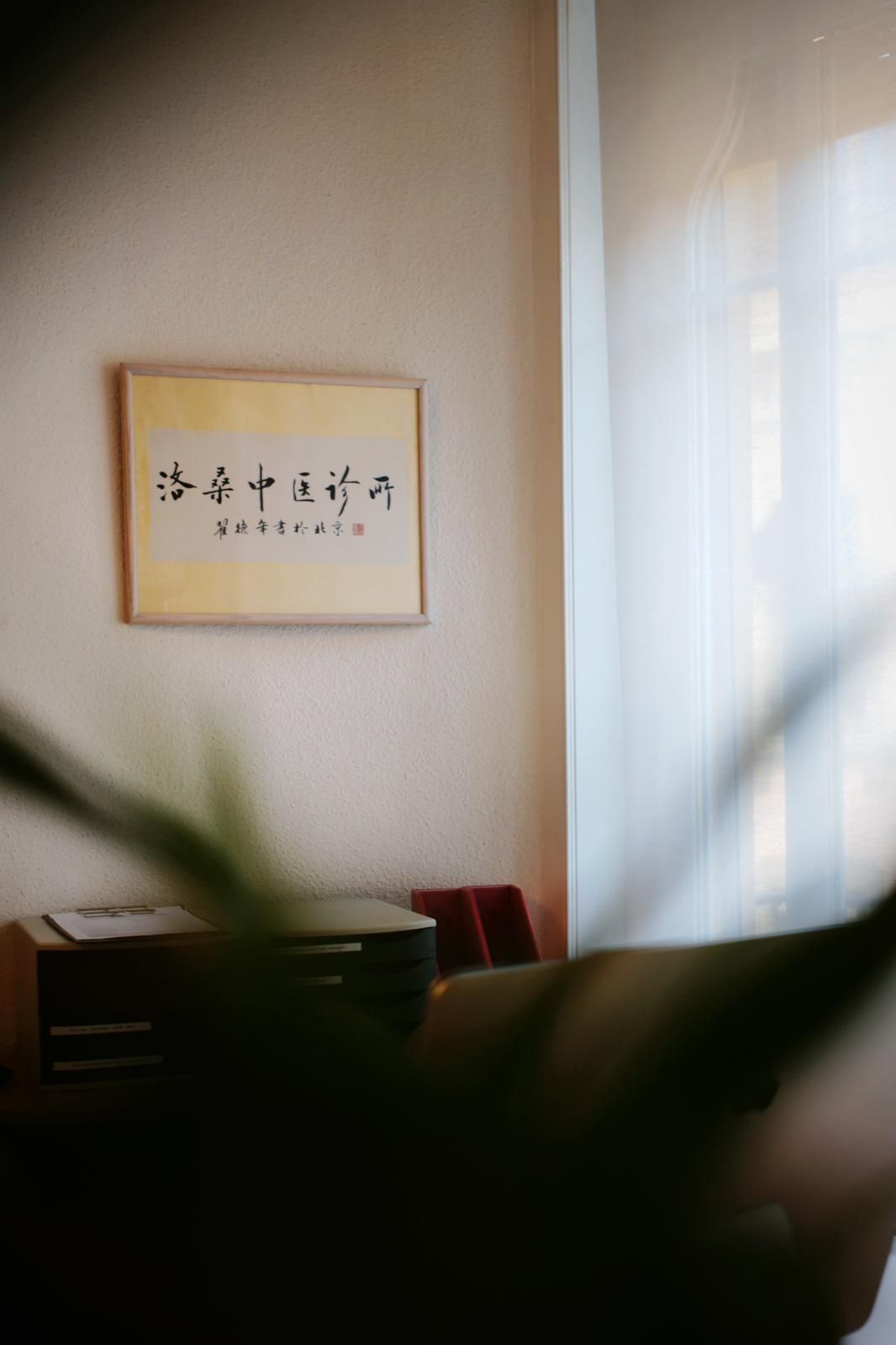 Une pièce avec un canapé et un tableau sur le mur.