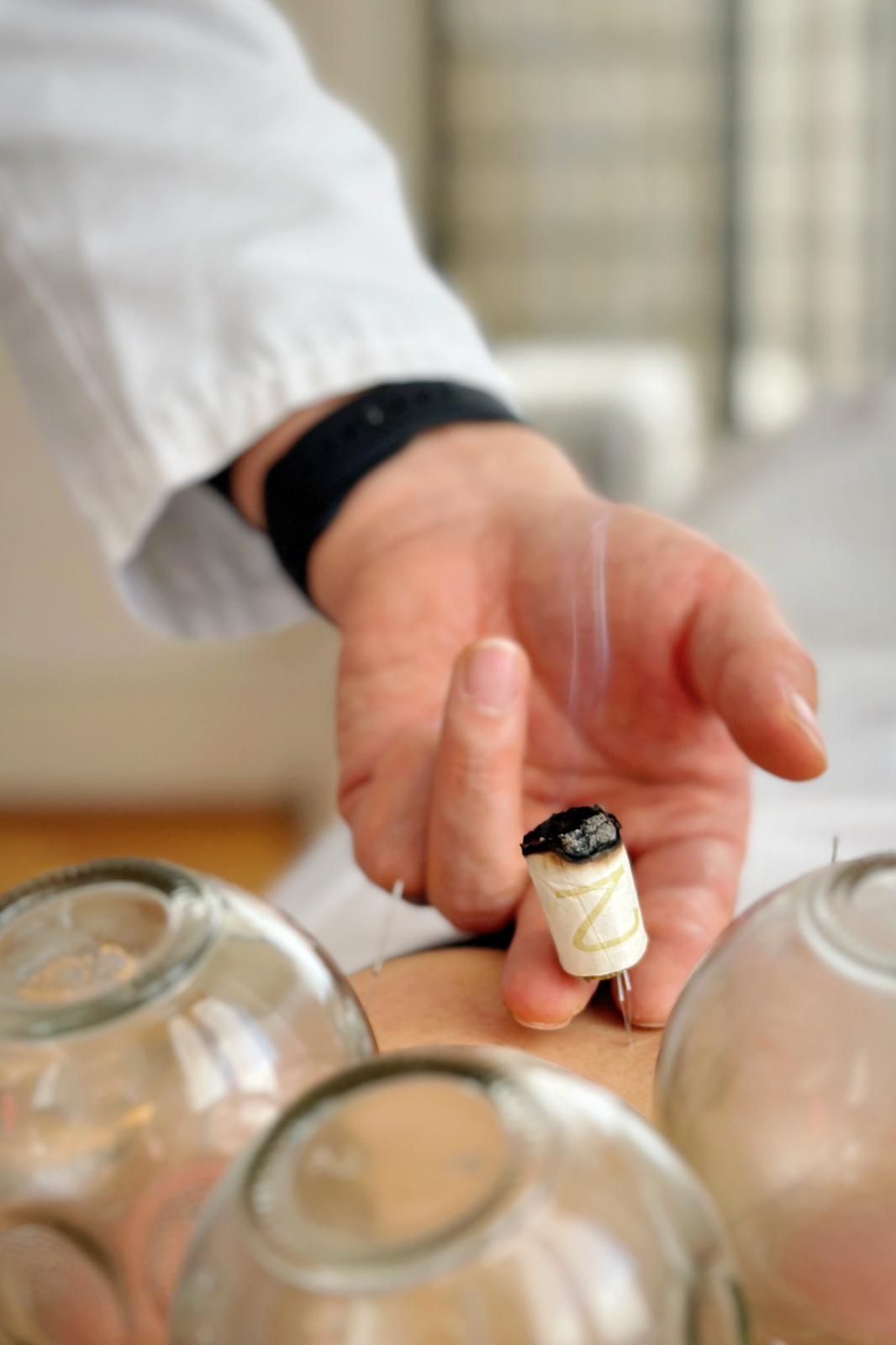 Une femme reçoit un massage aux huiles essentielles dans un spa.