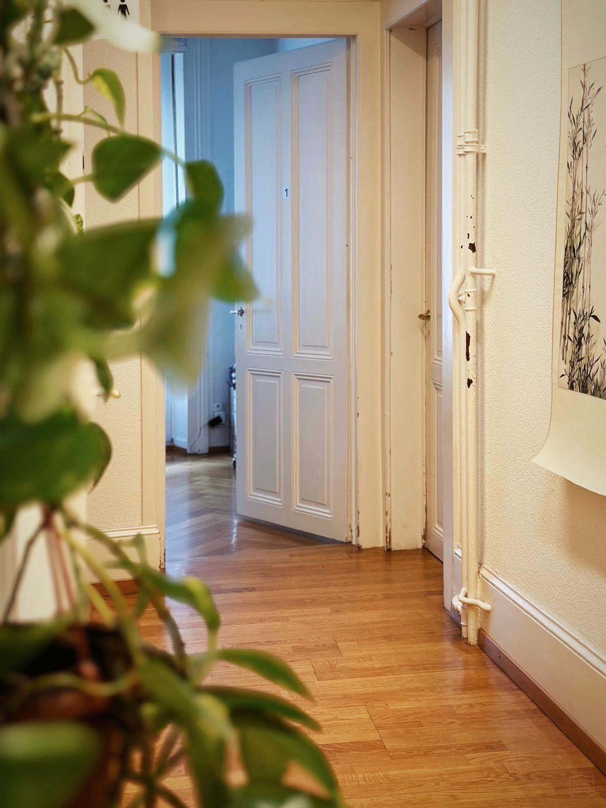 Un modèle d'oreille d'homme avec des points d'acupuncture